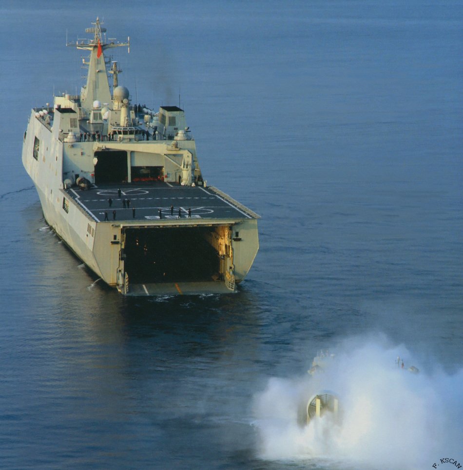 Gia nhập vào biên chế của hạm đội Nam Hải vào ngày 1 tháng 11 năm 2008, tàu Côn Lôn Sơn được coi là con tàu chiến lớn nhất của Hải quân Trung Quốc với chiều dài lên đến 210m, rộng 28m, lượng rẽ nước tiêu chuẩn 18.000 tấn. Tàu còn mang theo tàu tuần tra cao tốc, tàu đổ bộ đệm khí loại mới của hải quân Trung Quốc. Ngoài ra, Côn Lôn Sơn còn được thiết kế chỗ đỗ cho các máy bay trực thăng tuần tra, trực thăng săn ngầm của Hải quân Trung Quốc.
