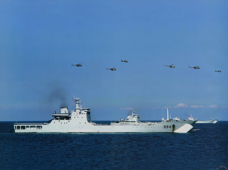 Tàu chiến và máy bay trực thăng bay rợp trời trong 1 cuộc tập trận của Hạm đội Nam Hải cách đây không lâu.