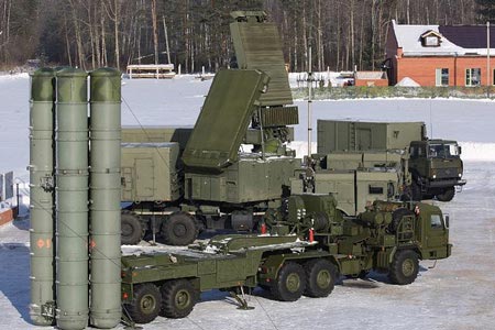 Tên lửa S-400 có tầm xa tối đa là 400km, ở tọa độ cách mặt nước biển từ 40 -50 km. Hệ thống này sử dụng hàng loạt tên lửa nhằm tối ưu hóa tên lửa đạn đạo hành trình và các tên lửa siêu thanh. 