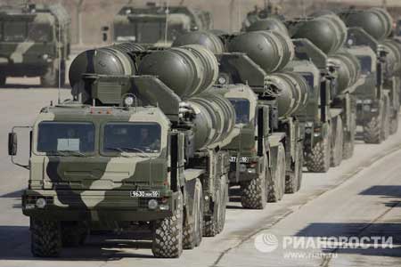 S-400 “Triumph” có thể tác chiến trong mọi điều kiện địa hình, thời tiết bất lợi, trong môi trường có nhiễu cường độ mạnh và chế áp điện tử cao.