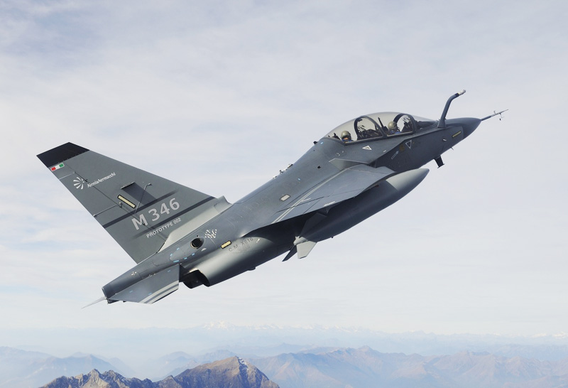M-346 là loại máy bay huấn luyện của Italia, đây là là loại máy bay rất thích hợp cho những chuyến bay dài với chi phí thấp. Thông số kỹ thuật máy bay M-346: Phi hành đoàn: 2 học viên và giáo viên  Chiều dài: 11.49 m  Sải cánh: 9.72 m  Chiều cao: 4.98 m  Trọng lượng rỗng: 4.610 kg  Trọng lượng cất cánh tối đa: 9.500 kg  Động cơ: 2×ITEC F124-GA-200 , 27.8 kN mỗi chiếc  Vận tốc cực đại: 983 km/h (614 mph)  Vận tốc lên cao: 6.098 m/phút (20.000 ft/min)  Lực nâng cánh: 285 kg/m²  Lực đẩy/Trọng lượng: 4.1 N/kg  Vũ khí: 9 giá treo súng, bom, rocket và tên lửa.