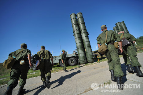 Việc trang bị tên lửa S-400 được thực hiện theo chương trình hiện đại hóa của Không quân Nga năm 2011.