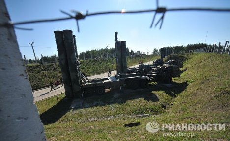 Nga hiện có 2 trung đoàn S-400 đang bảo vệ không phận xung quanh thủ đô Moscow. Mỗi trung đoàn S-400 gồm 3 hoặc 4 tiểu đoàn, được trang bị 4 hệ thống S-400.