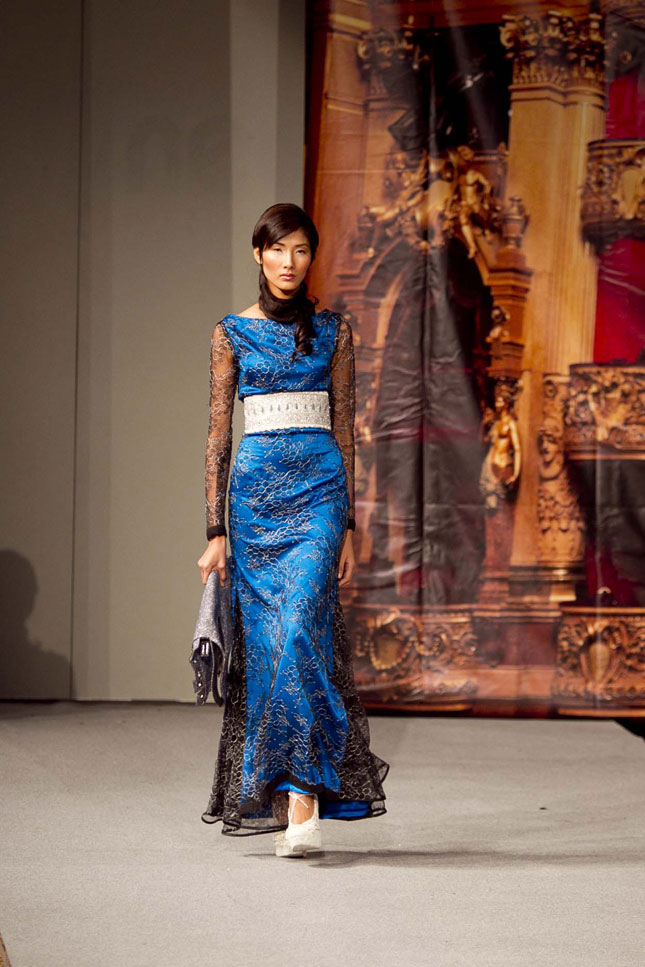 Riêng Hoàng Thùy, cô lọt vào mắt xanh của nhà thiết kế danh tiếng Andres Aquino – người đã sáng lập ra Couture Fashion Week New York.