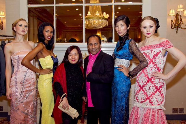 Hoàng Thùy cùng bà Quỳnh Trang giao lưu với người mẫu các nước