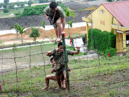 Vượt hàng rào dây thép gai bằng chân không, một trong những bài tập quen thuộc của lực lượng đặc công.