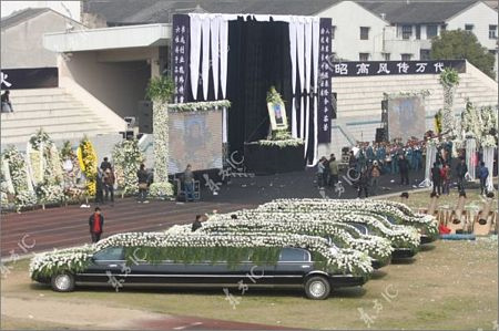  Để thể hiện sự giàu có và lòng hiếu đễ của mình, một doanh nhân ở xã Tân Hà, thành phố Ôn Lĩnh, Chiết Giang (Trung Quốc) đã không ngần ngại bỏ gần 500.000 USD lo tang lễ cho mẹ mình.
