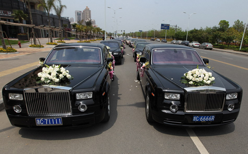 Một cặp đôi ở thành phố Ôn Châu, Chiết Giang (Trung Quốc) đã tổ chức đám cưới với đoàn xe rước dâu hoành tráng gồm toàn siêu xe Rolls-Royce, Ferrari, Lamborghini và một số model xe sang khác.