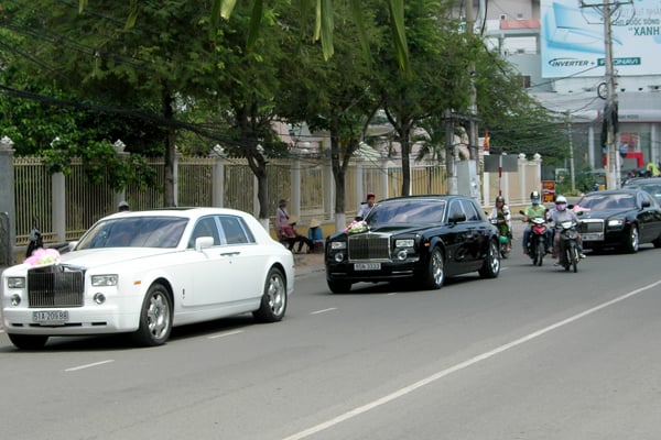 Còn tại Việt Nam, mức độ chơi siêu xe của các đại gia cũng không kém. Đám cưới của một thiếu gia miền Tây Văn Chương, con trai bà Nguyễn Thị Diệu Hiền - Chủ tịch kiêm TGĐ Công ty CP thủy sản Bình An với hotgirl Quỳnh Chi được rước dâu bởi dàn xe sang trọng.