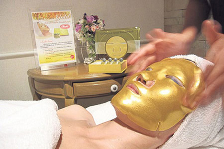 Tại các trung tâm Spa làm đẹp ở Việt Nam rộ lên dịch vụ đắp mặt nạ bằng vàng lá 24 cara của giới đại gia.