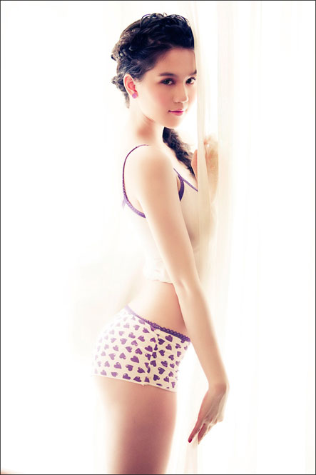 Sang đầu năm 2012, Ngọc Trinh nhận được rất nhiều lời mời hợp tác về quảng cáo và sự kiện.   