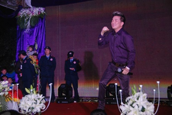 Ông hoàng nhạc Việt Đàm Vĩnh Hưng cũng hát trong đám cưới này 