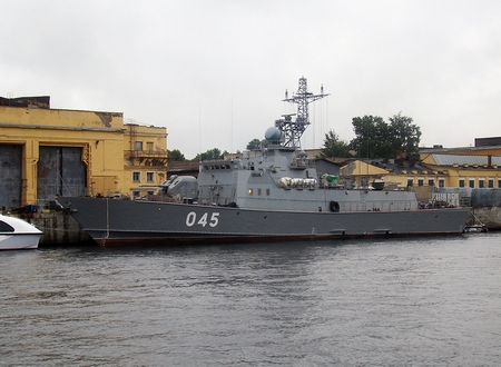 Chiến hạm Projekt 10412 được đóng dựa trên cơ sở tàu tuần tra biên giới Projekt 10410 Svetlyak, do Viện thiết kế TsMKB Almaz thiết kế cho các đơn vị hải quân biên phòng của Ủy ban An ninh Nhà nước Liên Xô KGB vào cuối thập niên 1980.