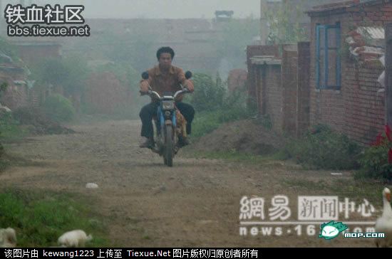 Những bức ảnh này chụp ở 1 vùng quê thuộc vùng ngoại ô Bắc Kinh Trung Quốc, hàng ngày ông chủ của lò chế biến gà quay này thường dậy rất sớm, đi xe máy khắp vùng phụ cận để mua gà chết và gà rù