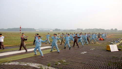 Cán bộ, chiến sĩ đội Đặc nhiệm chống khủng bố khởi động trước một chuyến nhảy dù