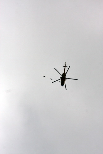 Chiến sĩ đội Đặc nhiệm chống khủng bố rời khỏi trực thăng trong huấn luyện đổ bộ