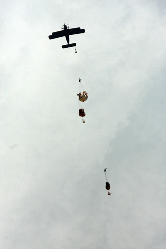Máy bay đổ bộ AH2 thả quân nhảy dù trong bài huấn luyện đổ bộ. Ảnh: Đoàn đặc công hải quân 126 cung cấp/Tuổi trẻ.