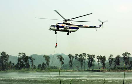 Đặc công hải quân luyện tập đổ bộ bằng trực thăng.