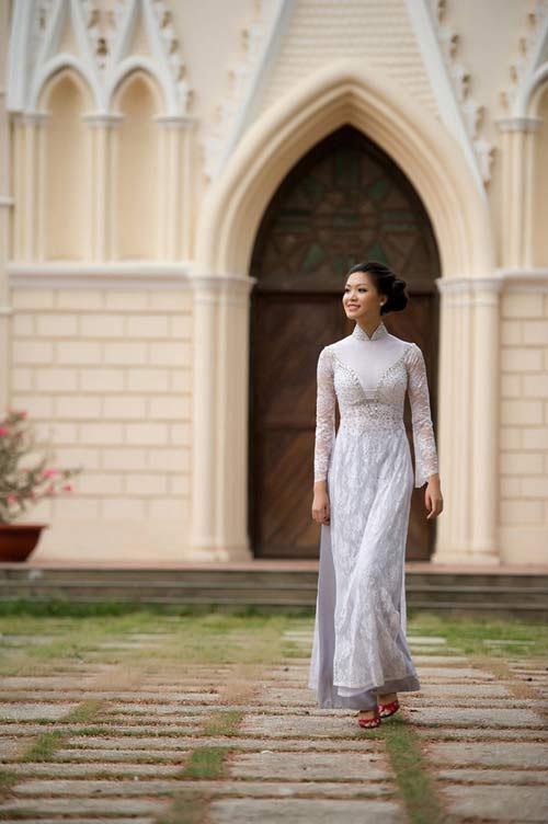 Hoa hậu Thuỳ Dung đằm thắm trong bộ áo dài pha ren trắng.