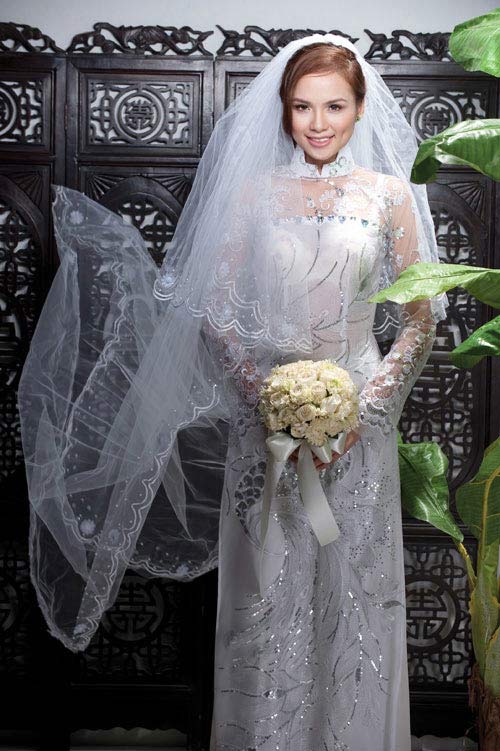 Áo dài trắng là sự lựa chọn của nhiều hoa hậu. Diễm Hương cũng từng xuất hiện trong bộ áo dài cưới lộng lẫy bằng chất liệu voan kính pha ren.