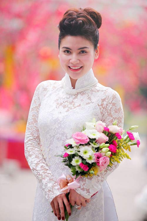 Chiếc áo dài sau đó được nữ diễn viên Quỳnh Hoa mua với giá 40 triệu đồng.