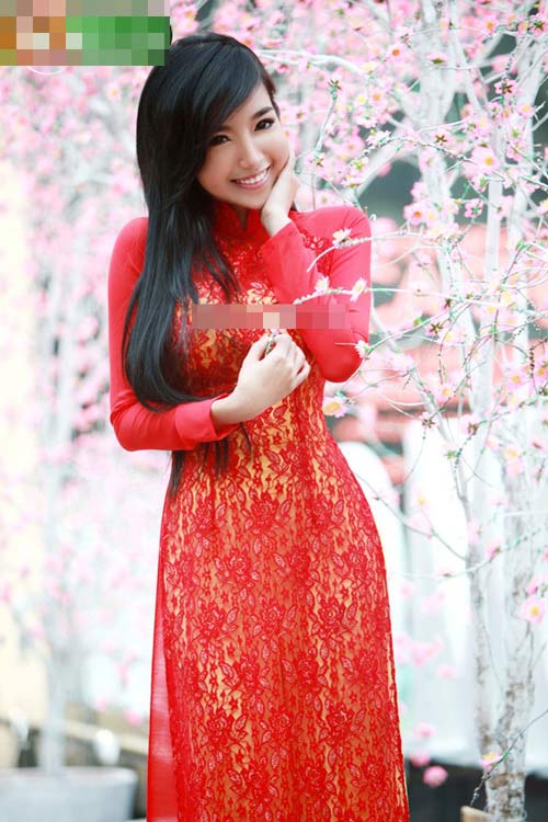 Còn Elly Trần trong trang phục áo dài ren đỏ này cũng đã đủ sức làm nóng bừng cả mùa đông.