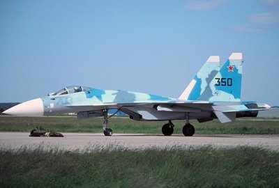 Su-35 có khả năng mang các thiết bi tấn công dẫn đường chống radar, chống tàu và tấn công hỗn hợp, các loại bom thông minh cũng như các loại vũ khí thông thường khác. 