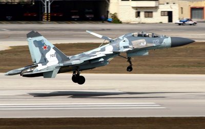     So với các dòng máy bay tiêm kích thế hệ thứ 4 thì Su-35 có khả năng tàng hình tốt hơn trước các phương tiện radar đối phương nhờ thiết bị ngụy trang điện tử trong khoang lái.
