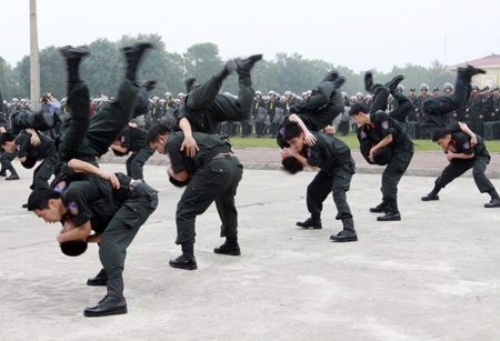 Cảnh sát cơ động luyện tập, trình diễn võ thuật. 