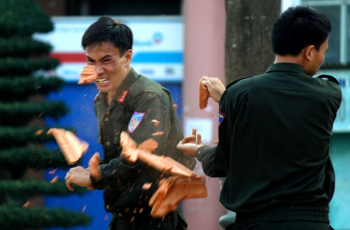 Sức mạnh cũng như khả năng chịu đựng bền bỉ, dẻo dai phi thường của các chiến sĩ cảnh sát cơ động tỉnh Nam Định. 