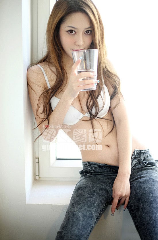 Giang Y Hàm sinh ngày 18 tháng 8 năm 1990 với chiều cao lý tưởng 1m68, cân nặng 47kg và số đo 3 vòng cực chuẩn 87-62-89Cô nàng sinh viên học viện kịch Bắc Kinh nhanh chóng trở thành tâm điểm của nhiều bộ ảnh nóng trên nhiều tạp chí thời trang Trung Quốc