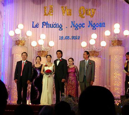 Hai vợ chồng Ngọc Ngoan - Lê Phương chụp hình cùng bố mẹ hai bên.