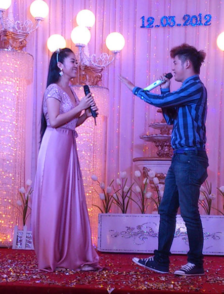 Cô dâu hát cùng ca sĩ Thanh Duy tạo không khí cho buổi tiệc.