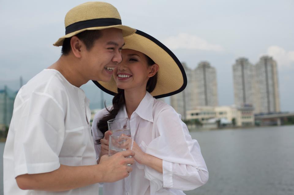Rất nhiều ảnh được chụp lại lúc vợ chồng Quỳnh Chi đang đi dạo trên bãi biển và nhiều địa điểm khác nhau trong chuyến xuyên Việt của mình, trông họ hết sức đẹp đôi và tình cảm. 