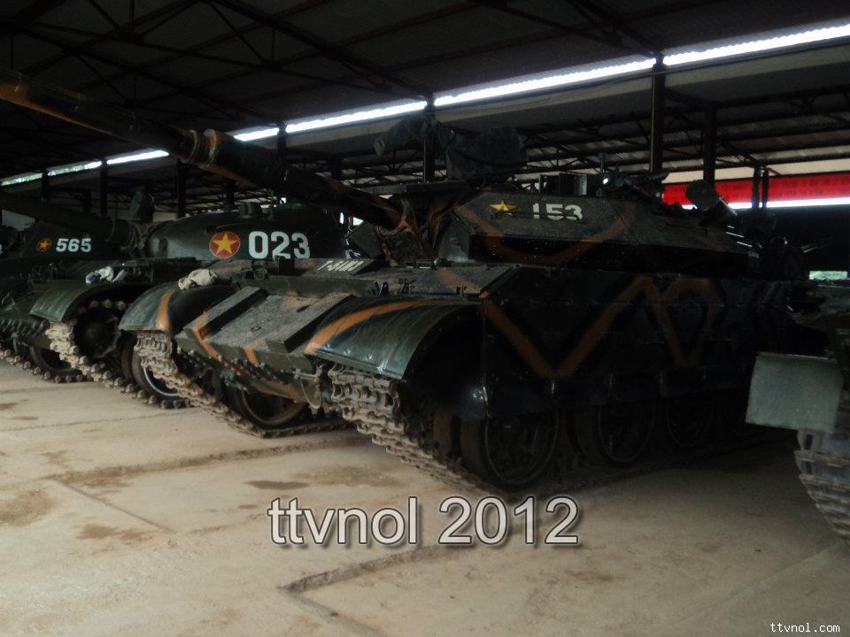 Theo dữ liệu của nguồn công khai, vào thời điểm năm 2010 trong trang bị của quân đội Việt Nam có 850 xe tăng T-54/55 do Liên Xô chế tạo. Ngoài ra, tại Việt Nam còn có khoảng 350 xe tăng hạng trung T-59, là phiên bản hiện đại hóa của T-54.(ảnh: Trái tim Việt Nam online)