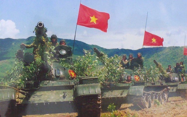 Trong chiến tranh Việt Nam, những chiếc T-54 đã sát cánh cùng bộ đội Miền Bắc chống lại lực lượng hiện đại của Mỹ và Việt Nam Cộng Hòa. Trận đánh thành công nhất của T-54 được ghi nhận vào năm 1972, khi trung đoàn thiết giáp 203 Quân đội Nhân dân Việt Nam đánh bật sư đoàn bộ binh 22 quân lực Việt Nam Cộng Hòa ở Tân Cảnh, mở ra cửa ngõ tấn công Kon Tum. 