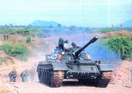 Ngày 30/4/1975, chiếc tăng T-54 số hiệu 390 của trung đoàn thiết giáp 203 đã húc tung cổng, tiến vào dinh Độc Lập, ghi dấu thời khắc kết thúc cuộc chiến tranh thống nhất đất nước kéo dài hơn 20 năm. 