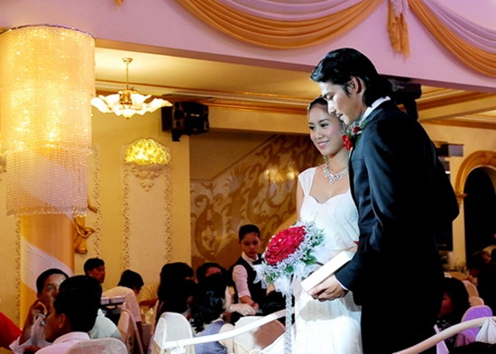 Tiệc cưới diễn ra nhanh gọn trong vòng một tiếng đồng hồ, với đủ các nghi lễ của một đám cưới truyền thống.