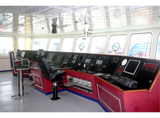 Tàu được trang bị nhiều phương tiện liên lạc, điều khiển hiện đại