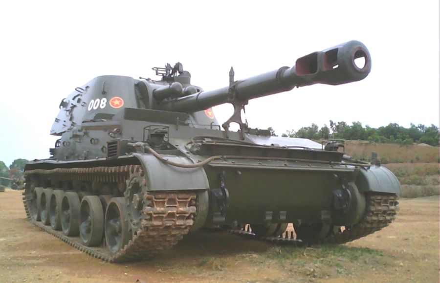 Pháo tự hành 2S3 AKATSIA nòng 152mm có trọng lượng 27,5 tấn, tốc độ tối đa 63km/h, kíp điều khiển 4 người, khung gầm 2S3, trang bị một pháo 152mm, đạn khoảng 46 viên, tốc độ bắn 3,5 phát/phút, tầm bắn 17,3km, được trang bị thêm một súng cỡ nòng 7,62mm, tầm hoạt động khoảng 500km.  