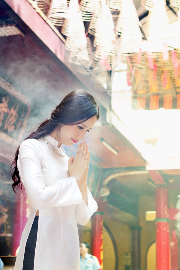 Sau khi dư luận yên sóng, mới đây Mai Phương Thúy lại tung ra bộ ảnh mới về áo dài