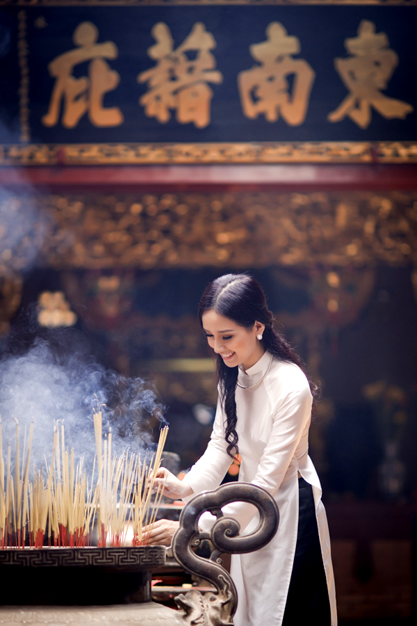Vẫn áo dài trắng tinh khôi nhưng lần này, kín đáo, dày dạn hơn