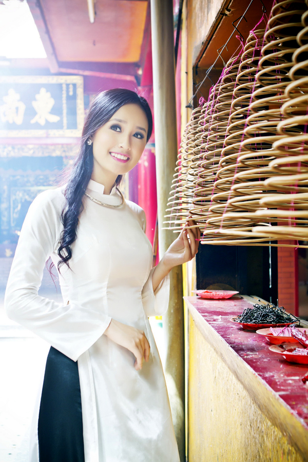 Bộ ảnh mặc áo dài đi lễ chùa coi như lời xin lỗi gửi tới độc giả. Ảnh: Ngôi sao, GDVN