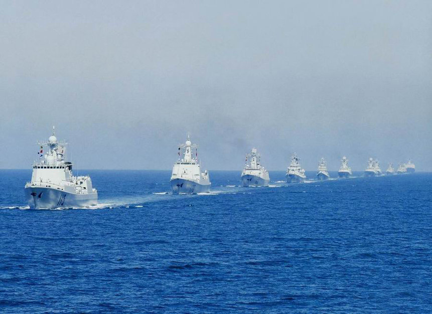 - Tàu tuần duơng, tàu khu trục, tàu trợ chiến  + 3 soái hạm K-052C lớp Luyang (Lữ Dương)  + 2 tuần dương hạm K-51C lớp Luzhou (Lữ Châu)  + 43 tàu khu trục tên lửa lớp K-22 lớp Houbei (Hồng Bại, 紅稗)  + 8 tàu khu trục tên lửa lớp K-054A/Meenshan Mẫn Sơn)và K-054B/Jiangkai (theo mẫu tàu Sovremenny của Nga)  + 3 tàu khu trục tàng hình K-021 lớp Houku  + 7 tàu khu trục K-18 lớp Luda (Lữ Đại).  + 27 tàu với mìn K-010 lớp T-43.  + 234 tàu tuần duyên kiểu Hải tuần  + 28 tàu phóng lôi các loại.  + 6 tàu chở dầu, 48 tàu vận tải (huy động từ tàu dân sự khi có chiến sự)