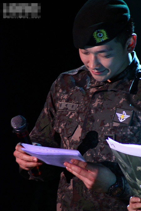 Khác với hình ảnh một ngôi sao ca nhạc, lần này Bi (Rain) là một người dẫn chương trình mặc áo lính.