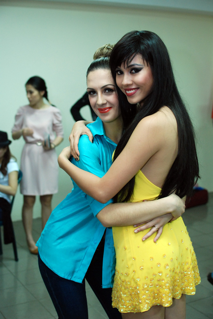 Á hậu Hoàng My và nữ vũ công nước ngoài ôm nhau thân thiết trong hậu trường BNHV trước đêm thi đầu tiên, tạo dáng chụp ảnh. 