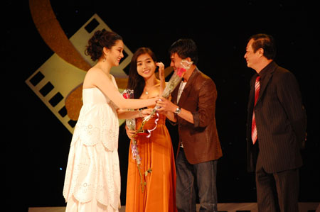  Hoa hậu Nguyễn Thị Huyền có mặt tại Cánh diều vàng 2012 với vai trò người trao giải. Hoa hậu đến khá muộn và về ngay sau khi xong nhiệm vụ nhưng chỉ xuất hiện thoáng chốc khiến nhiều người có mặt chú ý vào chiếc áo trắng phồng phần bụng. 