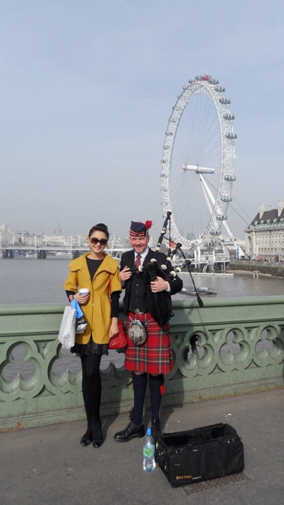 Trà My sang London tham dự cuộc thi người mẫu quốc tế mà báo chí nước nhà chỉ nhận được hình ảnh du lịch của Trà My 