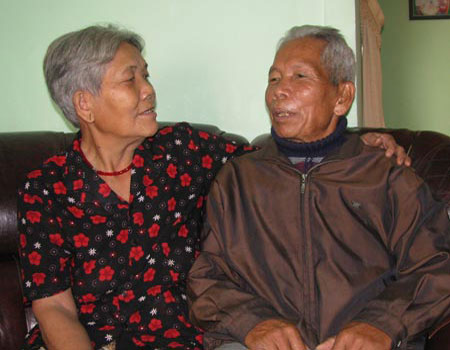 Vợ chồng nữ anh hùng  Hồ Kan Lịch