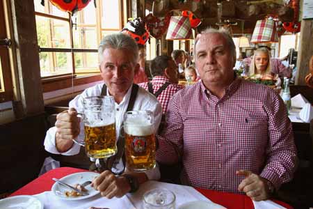 Jupp Heynckes và Chủ tịch Uli Hoeness trong lễ hội bia truyền thống ở Đức